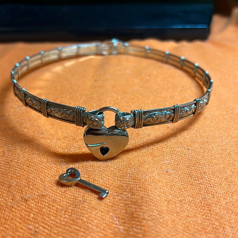 Stunning choker.